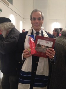 Gratefully receiving tokens of appreciation presented by Frau Thomsen from the Stadtarchiv Friedrichsstadt at the Oneg Shabbat following the service.